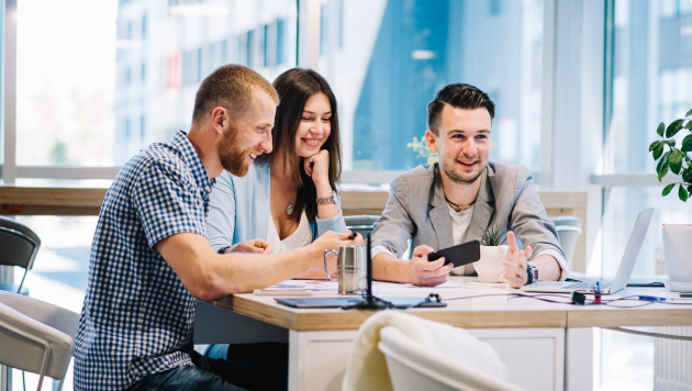 Company Hub führt eine Software in dein Unternehmen ein, damit Routineaufgaben automatisch erledigt werden.
