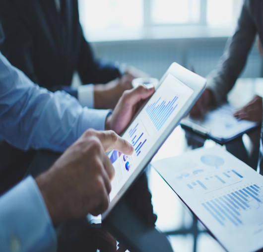 Wir sprechen über bestehende Systeme in deinem Unternehmen und erstellen eine Strategie, mit der du Kosten sparen kannst.
